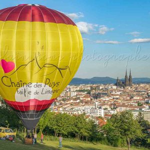 Photographie du vol inaugural de la montgolfière aux couleurs de la chaine des puys faille de Limagne, projet Unesco, au Parc de MonTjuzet