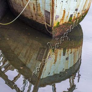 photographie de la proue d'un bateau dans le port de Douarnenez avec son reflet, format vertical.