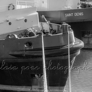 photographie de la proue des bateaux remorqueurs Piriac et Saint-Denis dans le port de Brest.