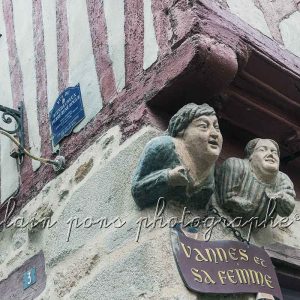 Photographie d'une sculpture du 16éme siècle : Vannes et sa femme, célèbre dans cette ville. Au fronton d'un immeuble.