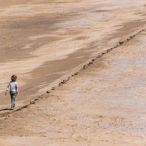 photographie la diagonale de l'enfant à la plage.