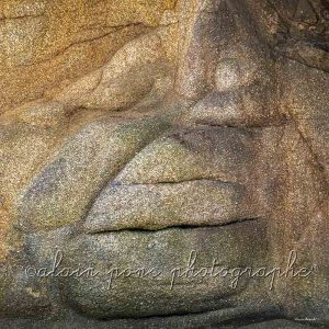 photographie de la tête de Raymond Barre en paréidolie. des formes sur la roche de la falaise que j'associe à son visage. Ressemblance lointaine mais ressemblance tout de même. Mieux qu'une caricature.