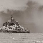 photographie le Mont-Saint-Michel en noir et blanc négatif