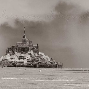 photographie le Mont-Saint-Michel en noir et blanc négatif.