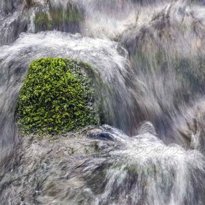 photographie de l'eau en mouvement du Saint-Laurent, fleuve à la Forêt-Fouesnant.