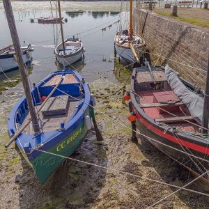 Photographie de vieux gréements à Forêt-Fouesnant Penfoulic, amarrés au vieux port, à marée basse.