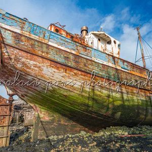 photographie du bateau épave Maitena à Camaret-sur-Mer, en couleur, de la poupe à la proue.