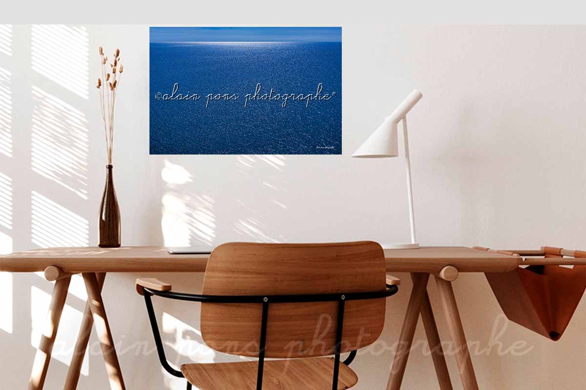 photographie Le grand bleu de la belle Méditerranée. Une mer entièrement bleue avec au fond de la mer à l'horizon un rayon de lumière blanche. Ici en décoration dans un bureau.