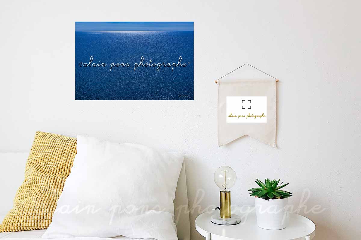 photographie Le grand bleu de la belle Méditerranée. Une mer entièrement bleue avec au fond de la mer à l'horizon un rayon de lumière blanche. Ici en décoration dans une chambre.