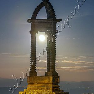 Photographie du monument commémoratif à Vercingétorix à Gergovie avec la pleine lune.