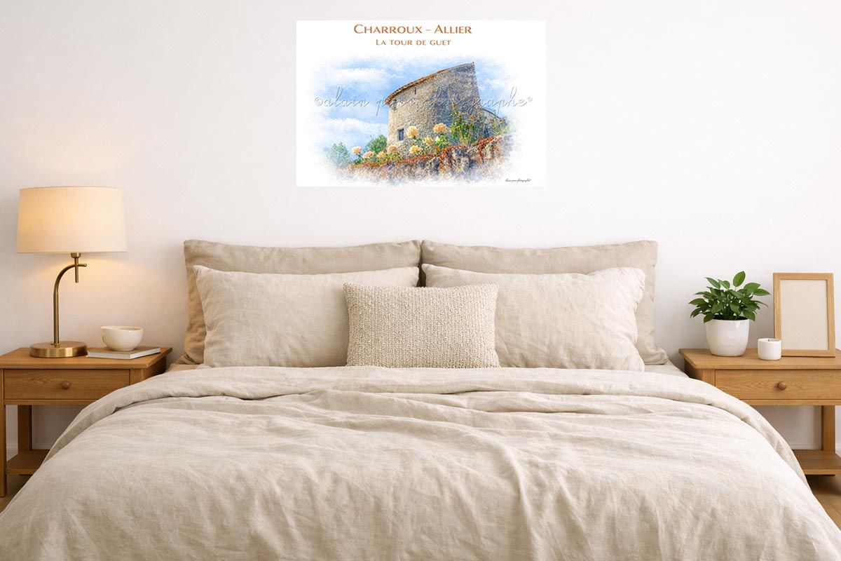 Affiche vintage en couleur la tour de Guet Charroux Allier, ici présentée dans une chambre.