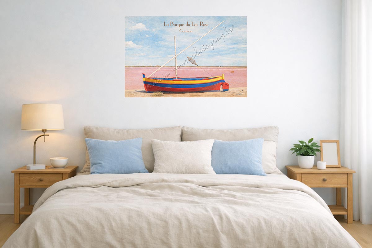 Affiche vintage La barque du Lac Rose Gruissan, présentée ici en idée de décoration dans une chambre