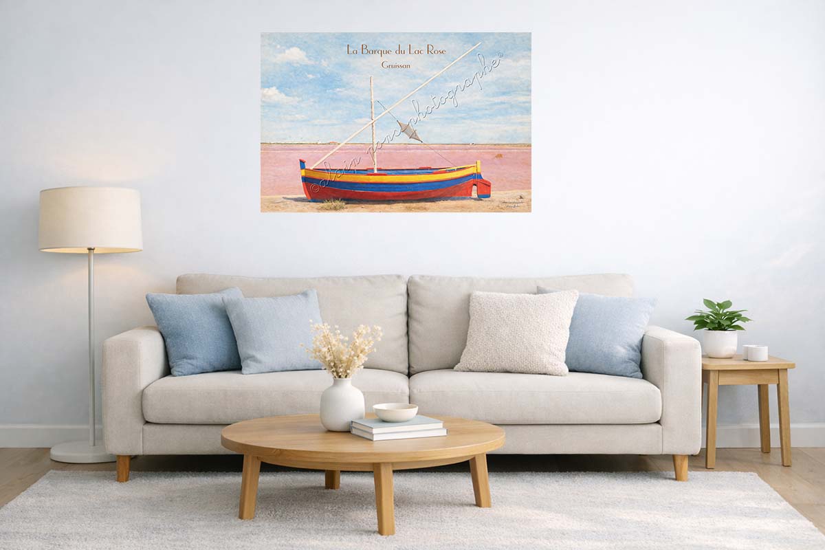 Affiche vintage La barque du Lac Rose Gruissan, présentée ici en idée de décoration dans un salon