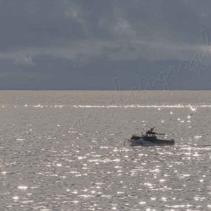 photographie le petit bateau dans le grand océan, en Finistère, Bretagne