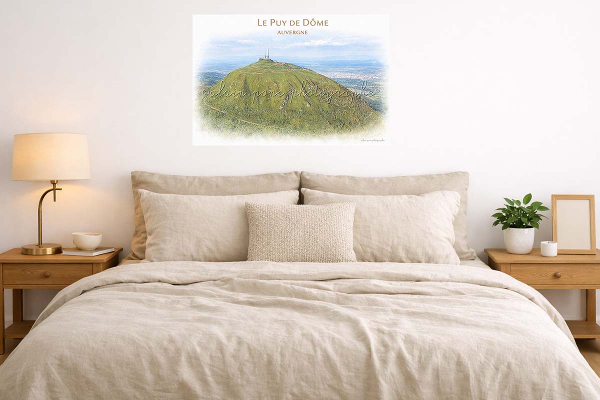 Affiche vintage Le Puy de Dôme Auvergne, présentée ici dans une chambre.