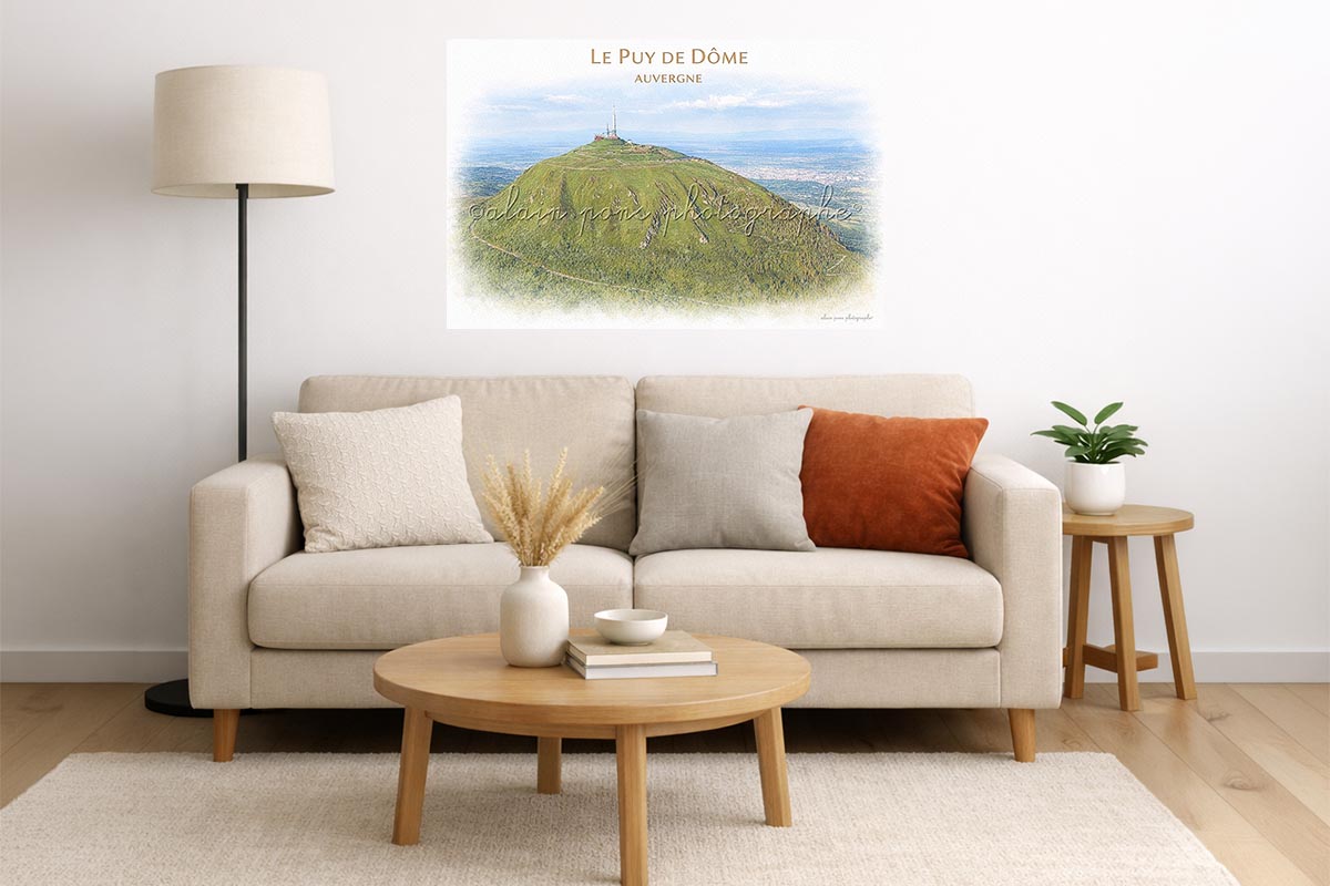 Affiche vintage Le Puy de Dôme Auvergne, présentée ici dans un salon