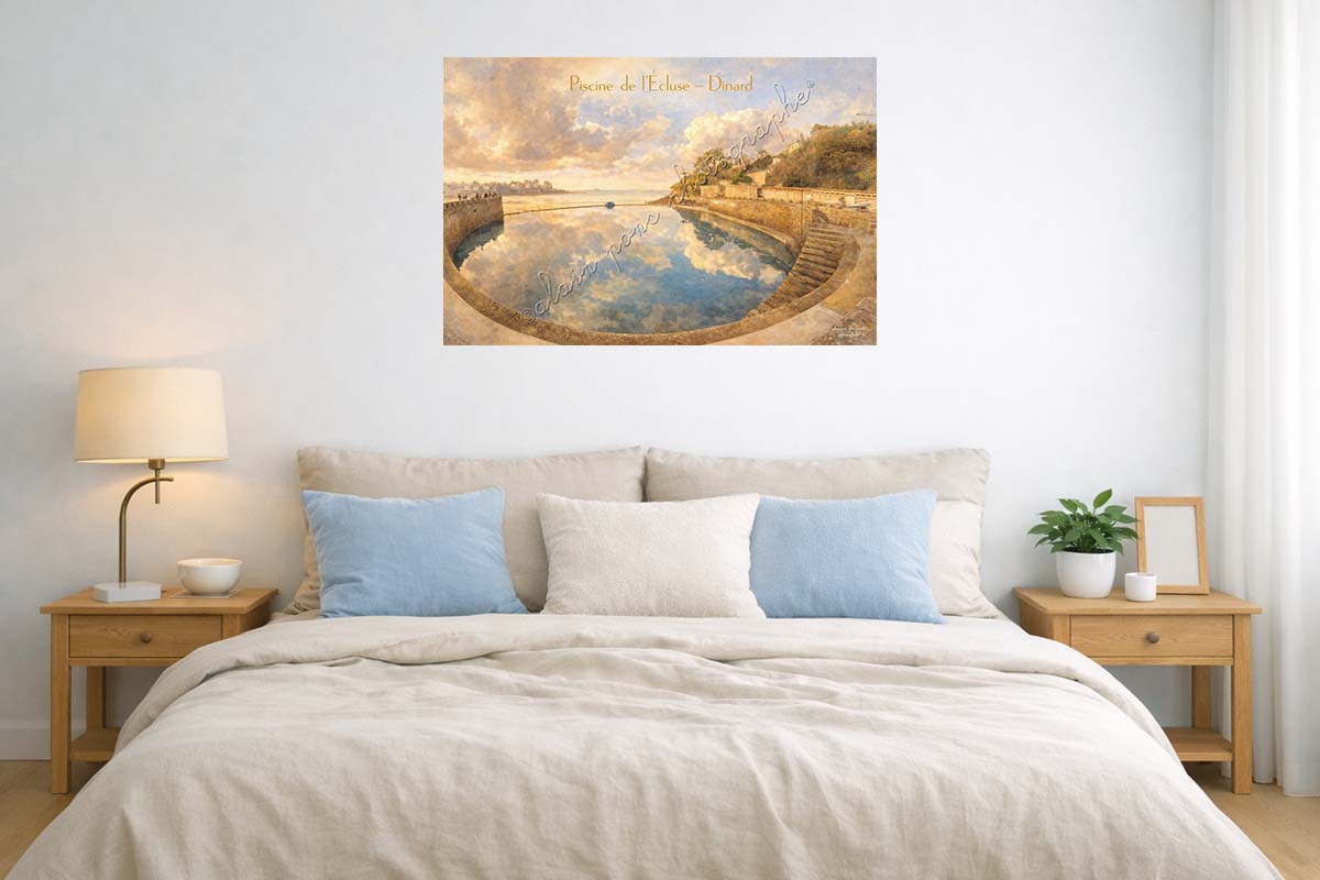 Affiche vintage piscine de l'écluse à Dinard, présentée ici dans une chambre en idée de décoration