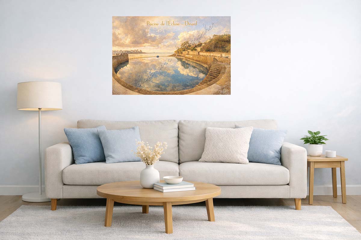 Affiche vintage piscine de l'écluse à Dinard, présentée ici dans un salon en idée de décoratio