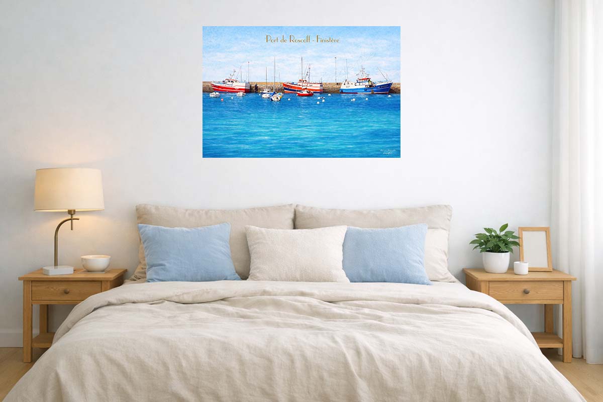 Affiche vintage port de Roscoff Finistère, ici accrochée à un mur en décoration dans une chambre