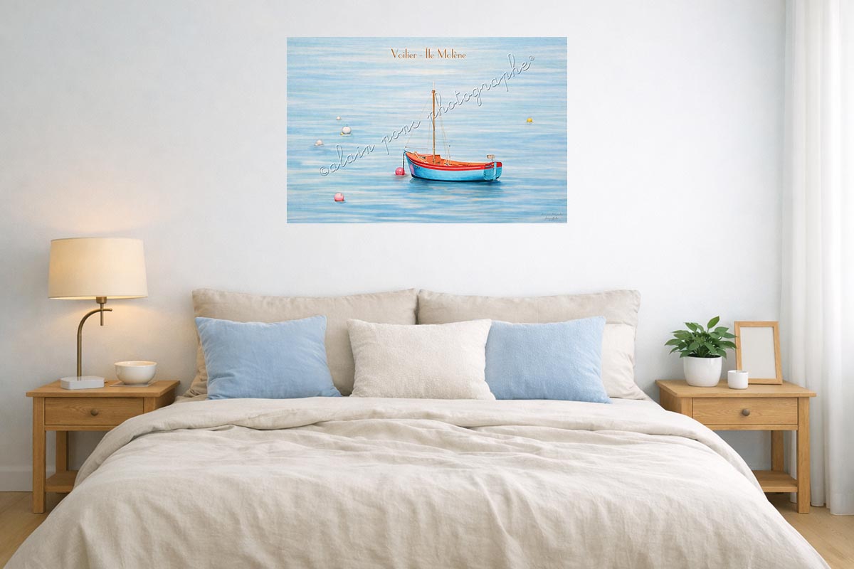 affiche vintage voilier ile molène, ici en idée de décoration accrochée au mur dans une chambre