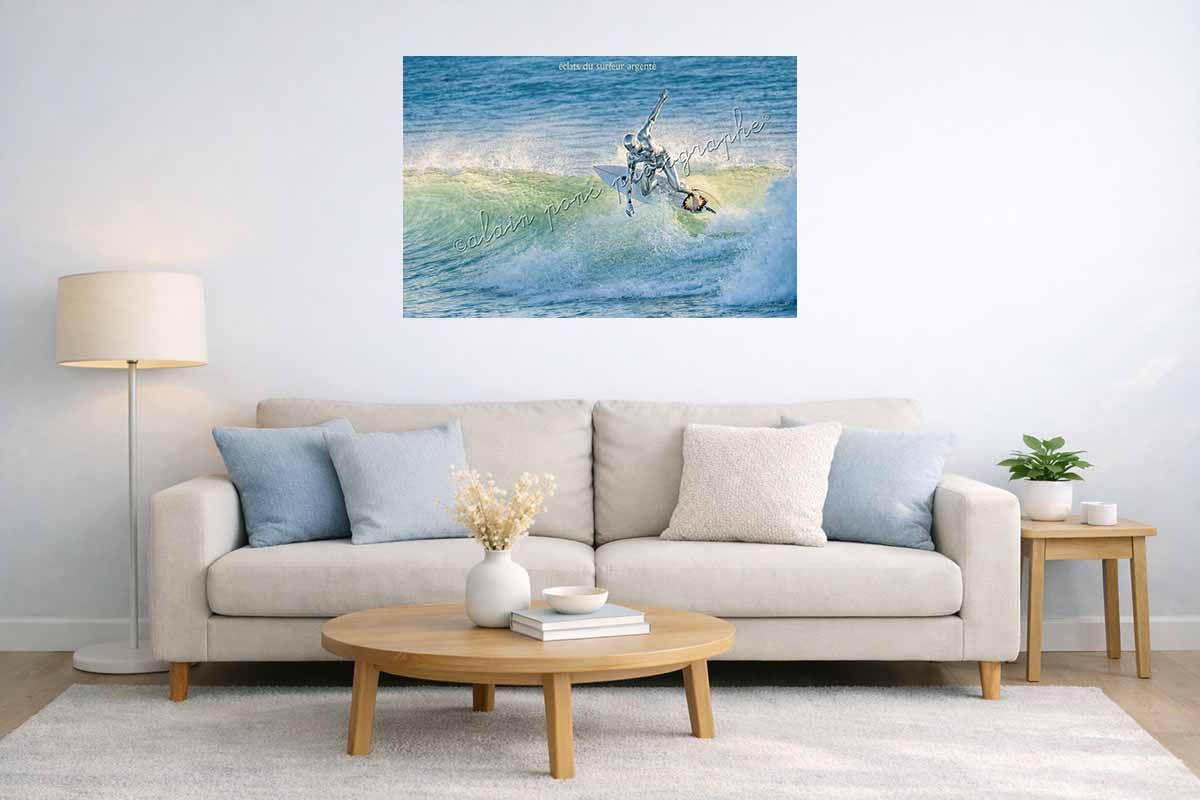 affiche vintage éclats du surfeur argenté en décoration dans un salon
