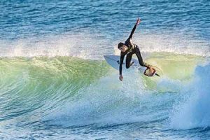 photographie d'un surfeur dans la vague